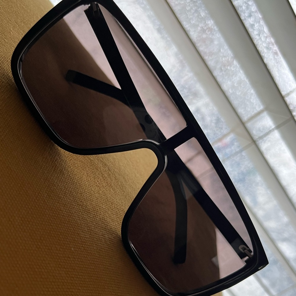 Saint Laurent - Picture 1 of 3